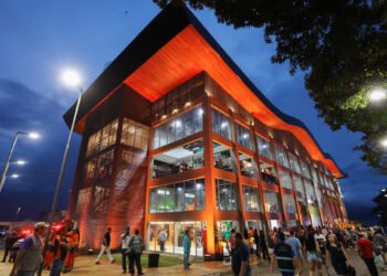 Projeto quer proibir nome de familiares de políticos em obras públicas de Manaus