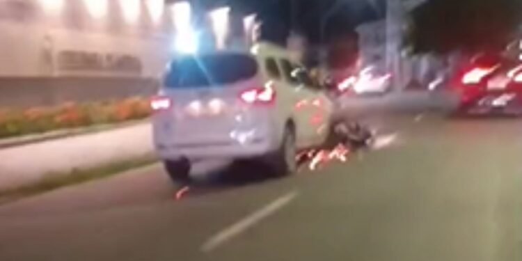Motorista arrasta moto após colisão no bairro Parque 10 de Novembro