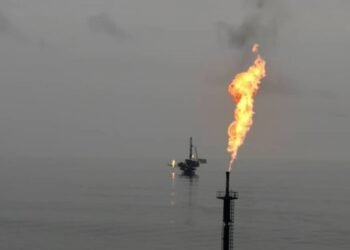 Navio peruano colide com plataforma de petróleo na Amazônia