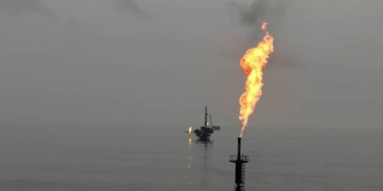 Navio peruano colide com plataforma de petróleo na Amazônia