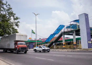 Passarela na avenida Torquato Tapajós segue desativada há dez meses (Foto: João Dejacy/ Rios de Notícias)