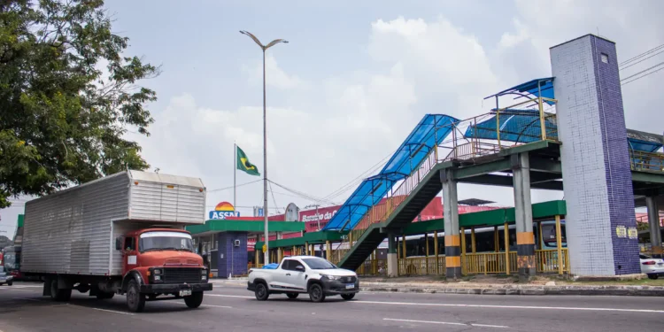 Passarela na avenida Torquato Tapajós segue desativada há dez meses (Foto: João Dejacy/ Rios de Notícias)