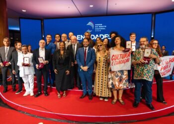 Os bumbá receberam uma das mais altas condecorações concedidas pelo Governo Federal (Foto: Divulgação/Caprichoso e Garantido)