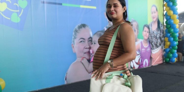 Na véspera do Dia das Mães, mulheres grávidas recebem kits de bebê e cestas básicas na capital e no interior