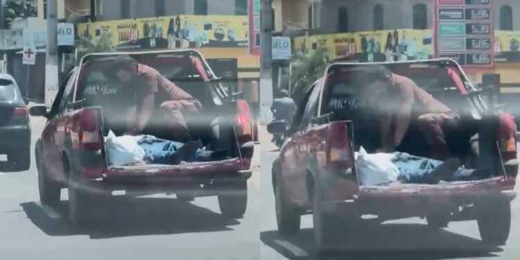 Técnico de enfermagem realiza massagem cardíaca em idoso