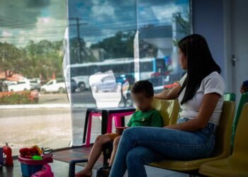 Mulheres de vítimas de violência buscam a Delegacia da Mulher (Foto: João Dejacy/Rios de Notícias)