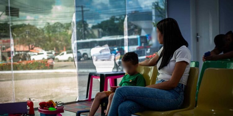 Mulheres de vítimas de violência buscam a Delegacia da Mulher (Foto: João Dejacy/Rios de Notícias)