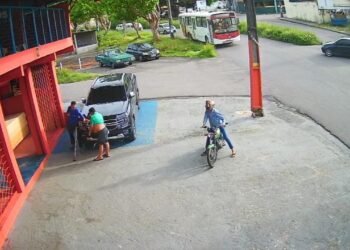 Vídeo suspeitos assaltam dois homens em frente a uma madeireira na zona Norte de Manaus