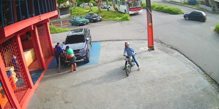 Vídeo suspeitos assaltam dois homens em frente a uma madeireira na zona Norte de Manaus