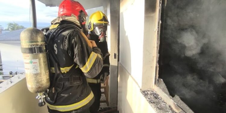 Incêndio destrói casa no Alvorada e moradores perdem tudo