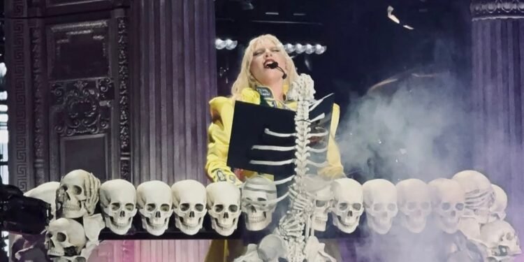 Lady Gaga reúne 2,1 milhões de fãs em show histórico em Copacabana e bate recorde de Madonna