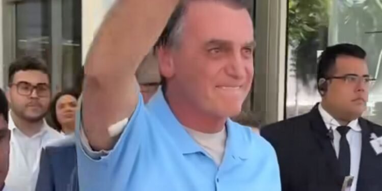 Jair Bolsonaro tem alta após três semanas internado em Brasília
