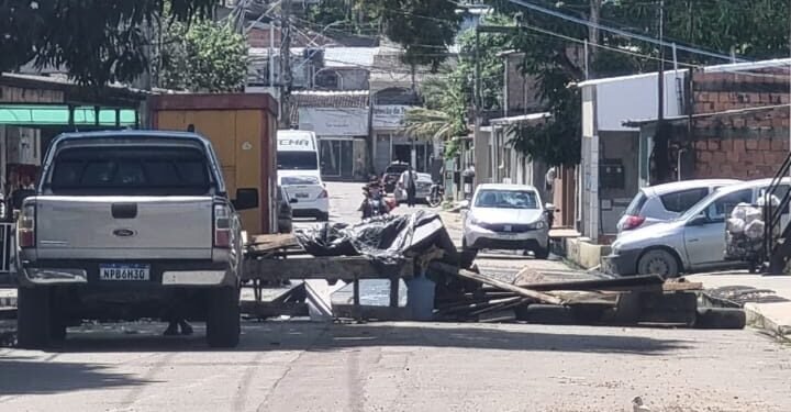 Moradores sofrem com o transbordamento de bueiro no Monte Sinai