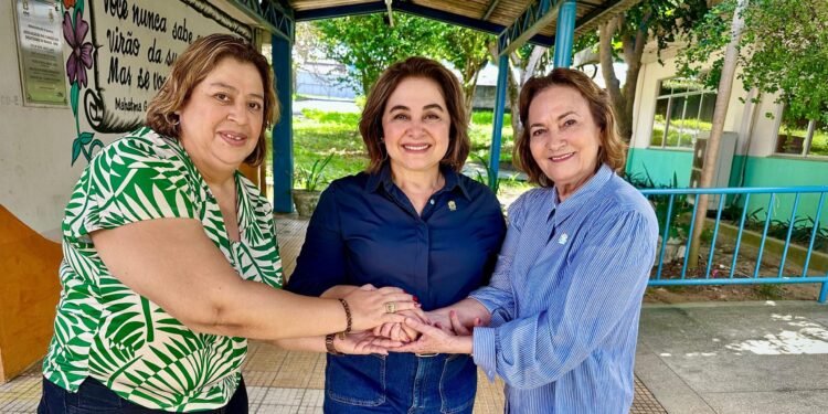 Professor Maria do Carmo em visita à Apae - (Foto: Divulgação/ Assessoria)