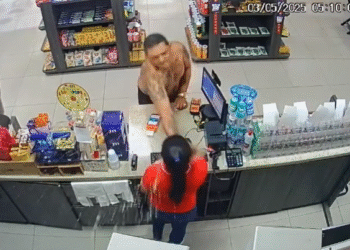 Vídeo: cliente agride atendente em loja e leva socos de outro consumidor