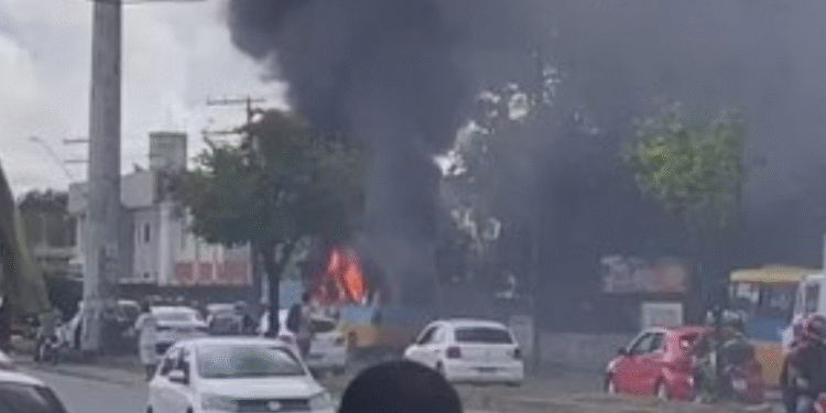 'Amarelinho' pega fogo e assusta moradores da zona Leste (Foto: Reprodução/Internet)