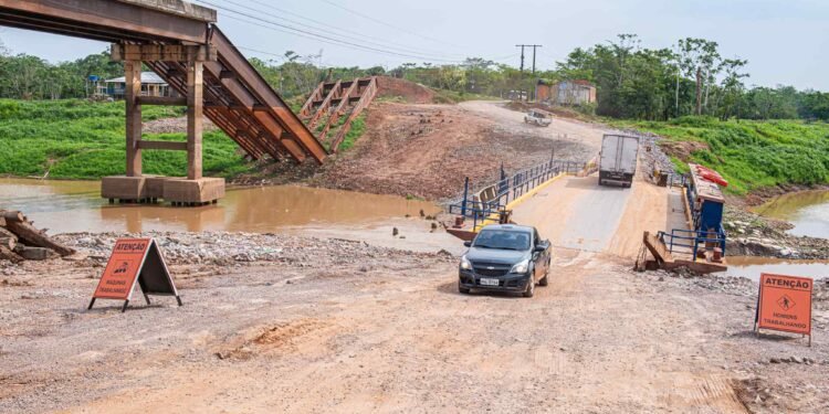 A ponte sobre rio Autaz Mirim se encontra em fase de reconstrução (Foto: João Dejacy/ Rios de Notícias)