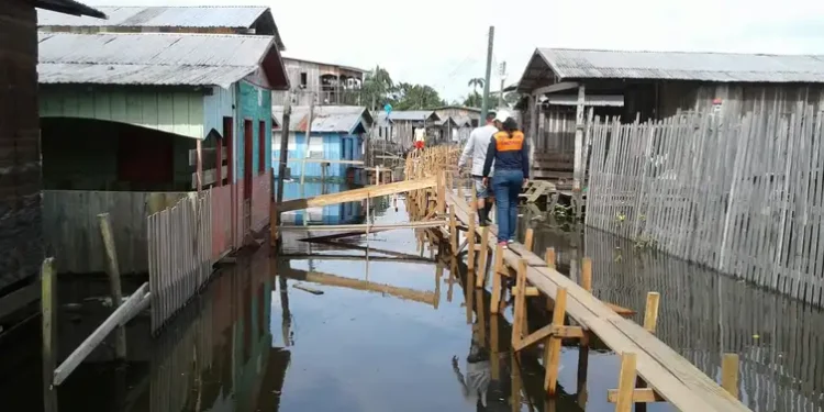 Cheia já atinge 260 mil pessoas e 28 municípios estão em emergência no Amazonas