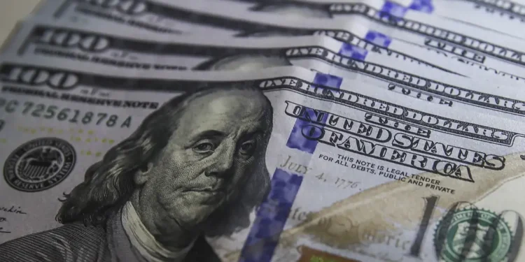 Dólar aproxima-se de R$ 5,70 com incertezas sobre IOF