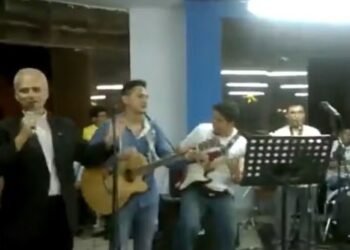 papa-cantando-natal