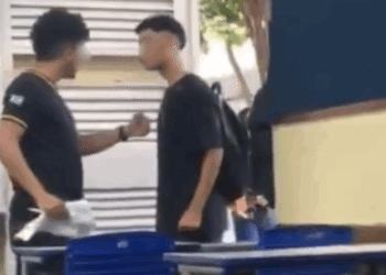 professor e aluno discutem