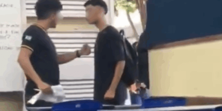 professor e aluno discutem