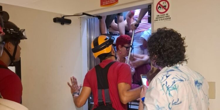 resgate-turistas-elevador-hotel-manaus