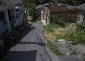 rua-fala-manaus-buracos