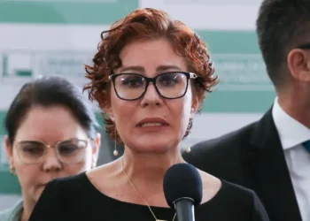 Moraes nega recurso de Carla Zambelli contra execução da condenação