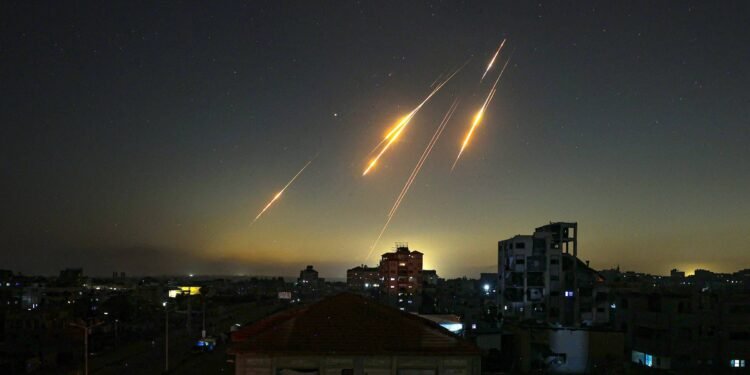 Para compartilhar esse conteúdo, por favor utilize o link https://www1.folha.uol.com.br/mundo/2025/06/ira-faz-ataque-macico-com-misseis-contra-israel.shtml ou as ferramentas oferecidas na página. Textos, fotos, artes e vídeos da Folha estão protegidos pela legislação brasileira sobre direito autoral. Não reproduza o conteúdo do jornal em qualquer meio de comunicação, eletrônico ou impresso, sem autorização da Folhapress (pesquisa@folhapress.com.br). As regras têm como objetivo proteger o investimento que a Folha faz na qualidade de seu jornalismo. Se precisa copiar trecho de texto da Folha para uso privado, por favor logue-se como assinante ou cadastrado.