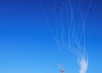 Irã lança mísseis contra base militar dos Estados Unidos no Catar