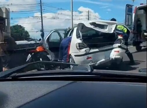 Vídeo: acidente entre carros causa congestionamento no Viaduto do Coroado, em Manaus