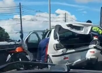 Vídeo: acidente entre carros causa congestionamento no Viaduto do Coroado, em Manaus