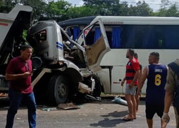 acidente-onibus-caminhao-rodovia