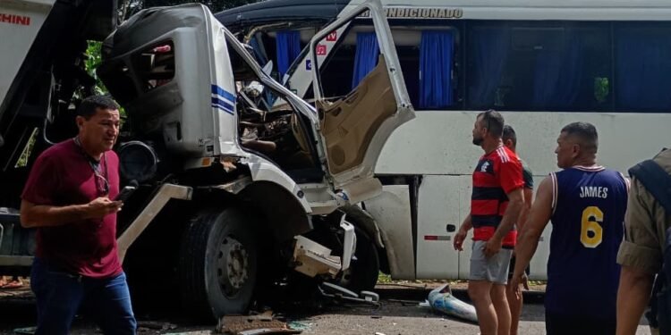 acidente-onibus-caminhao-rodovia