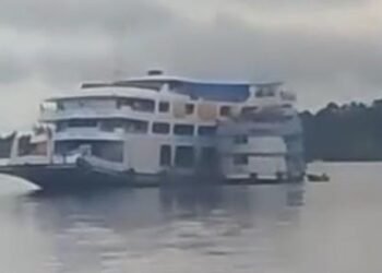 Barco encalhado - Rio