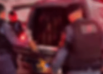 Casal é preso com drogas e arma de fogo em Manaus