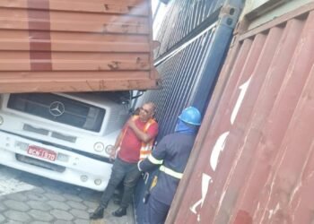 Contêineres caem em cima de caminhão com motorista dentro no Porto Chibatão