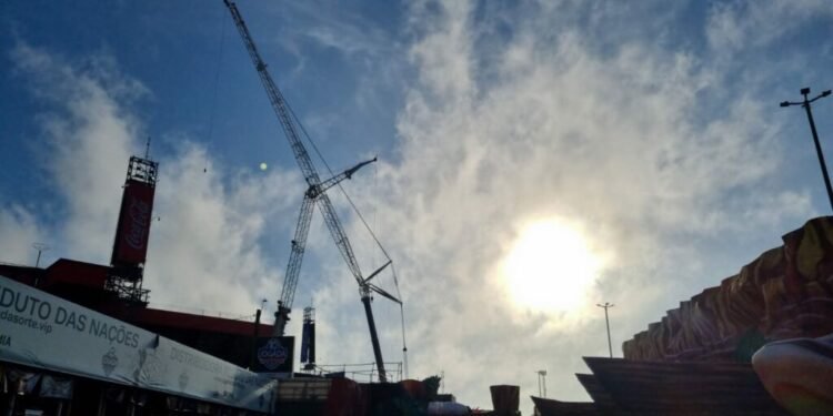 Guindaste em Parintins (Foto: Divulgação/AFBBC)