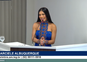 Marcielle Albuquerque discursa na Câmara de Parintins (Foto: Reprodução/Youtube - TV Câmara Parintins)