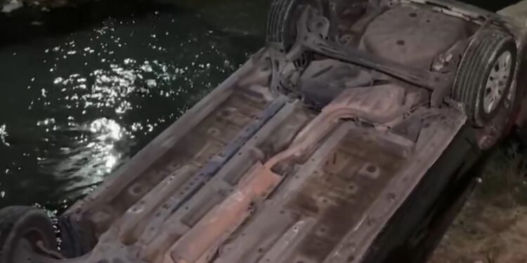 Motorista-perde-controle-e-capota-carro-em-area-de-rip-rap-na-zona-Norte-de-Manaus