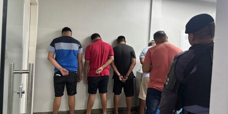Suspeitos de sequestro são presos e levados à DEHS