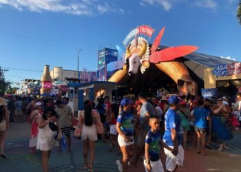 Artesãos e comerciantes comemoram alta procura por produtos regionais no Turistódromo de Parintins