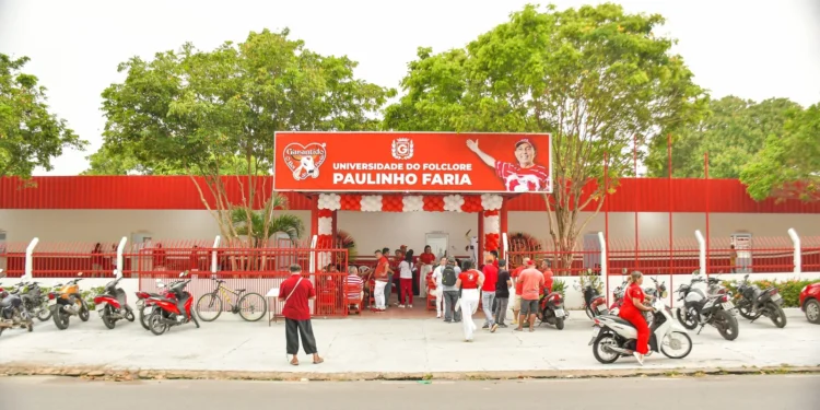 Universidade do Folclore Paulinho Faria, em Parintins (Foto: Tom Ribeiro)