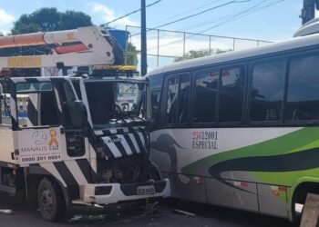Colisão entre veículos deixa motorista preso às ferragens na zona Leste de Manaus