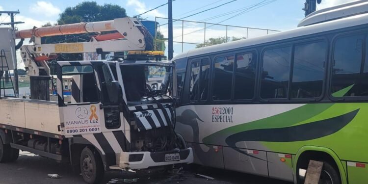 Colisão entre veículos deixa motorista preso às ferragens na zona Leste de Manaus