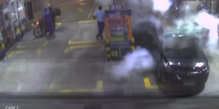 Vídeo: explosão em posto de gasolina mata um homem e fere outro no Rio