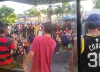 Usuários de transporte coletivo protestam no Terminal 4 por falta de ônibus