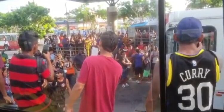 Usuários de transporte coletivo protestam no Terminal 4 por falta de ônibus