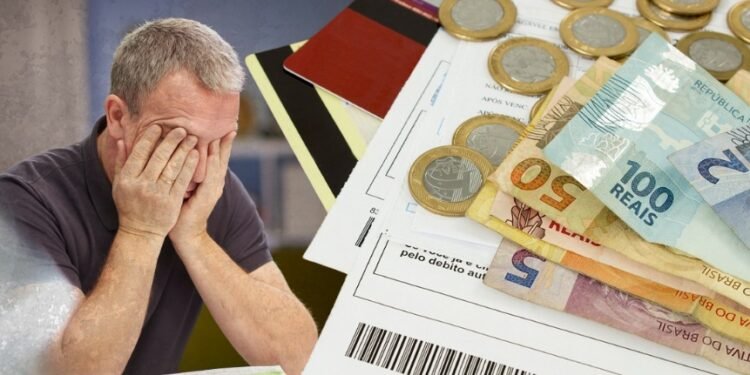 Mais de 1 milhão de manauaras estão endividados: ‘A gente acaba pagando um cartão com outro’